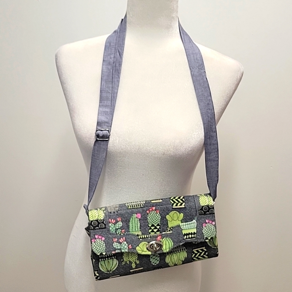 KJM Designs Crossbody Purse With Cactus Print One Outside Pocket w/Zipper - Picture 1 of 13